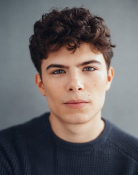 Simon Belz as Curtis