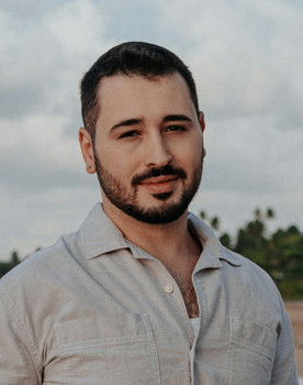 Lucas Arruda as Silver Hands