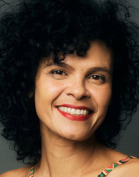 Luciana Bezerra as Sandra