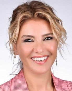 Gülben Ergen as Meral