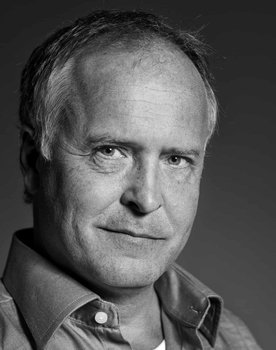 Jens Zacho Böye as Dronning voice over (voice)