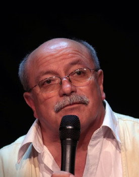 Jean Georges Almendras as Reportero callejero