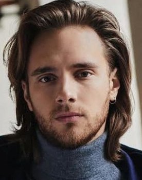 Maciej Musiał as "Apacz"