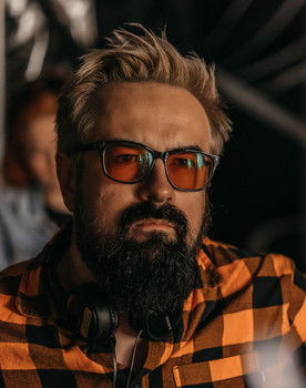 László Muchichka as Narrátor