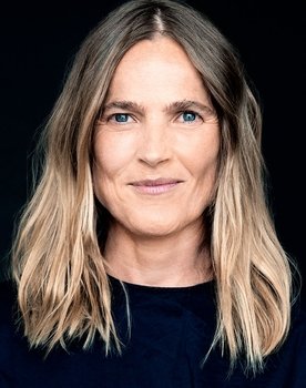 Karoline Eichhorn as 