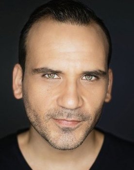 Gürgen Öz as Sarp