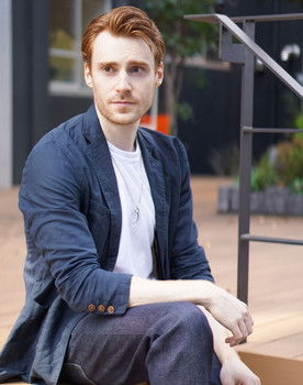 Maxime Moreillon as スマホ広告モデル