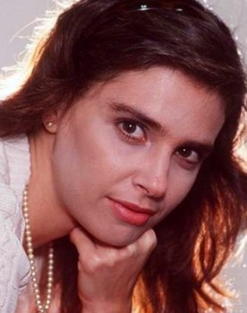 Lídia Brondi as Mira Maia (Semíramis Maia)