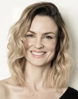 Carolina Kasting as Regina Maria dos Santos Batista (Gina)