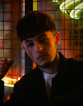 Albéric Raulet as Thomas