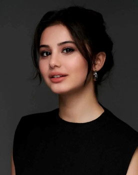 Helin Kandemir as Nihal