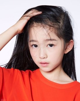 Lu Chen Yue as Bai Qiulian in childhood