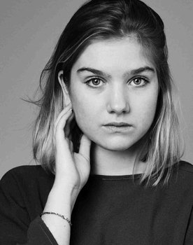 Roos Bottinga as Selma