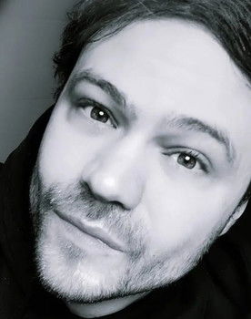 Alan Aubert-Carlin as Sparrow (voice)