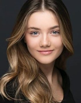 Esila Umut as Eleni