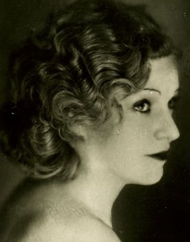Gitta Alpár as Anita Henning, Sängerin