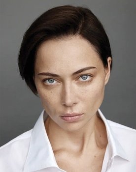 Nastasya Samburskaya as Юлия Чуркина