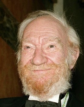 Fernando Fernán Gómez as Don Julián
