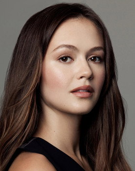 Olivia Sanabia as Alexis
