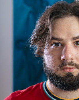 Lucas Koury as O Entrevistador (voice)