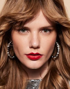 Clara Raddatz as Eva