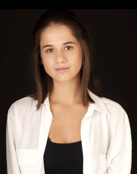 Margarida Antunes as Vitória (adolescente)