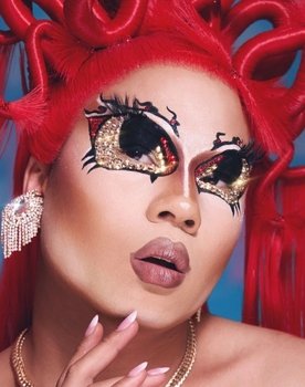 Kitty Space as Herself : 1st Asian Drag Queen / Woman transgender = Woman ♀️ : Kiara 🏳️⚧️ (deceased first name : Antoine)