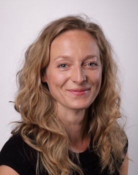Ingrid Isotamm as Dr. Unt