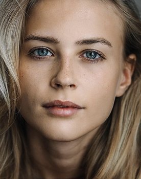 Jeanne Goursaud as Vanessa