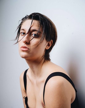 Zarah Ayyadi as Zoé