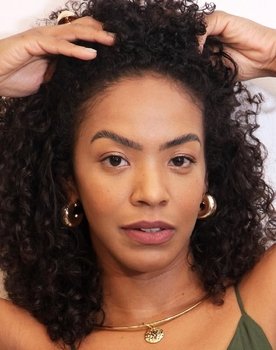 Andreia Rocha as Repórter