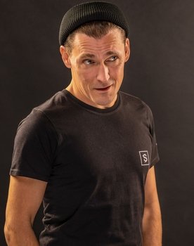 Maximilian Berger as Polizist