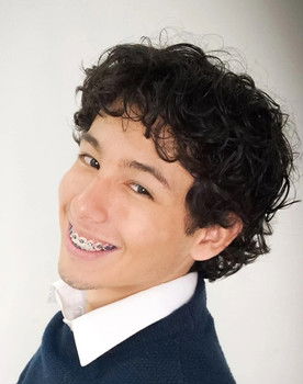 Andrés Rondón as Julián