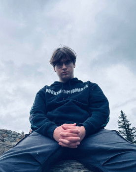 Leon Vilder as Obby Officer