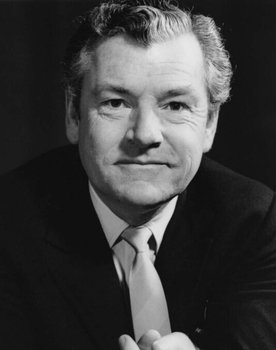 Kenneth More as Steve Quillan