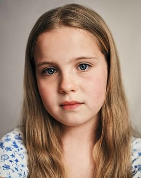 Molly Cartwright as Shannon Smurl