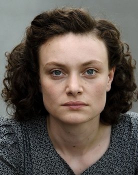 Alina Heipe as Chrissi