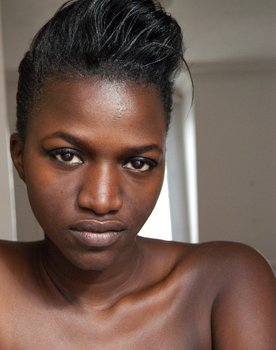 Annabelle Lengronne as Aya 28 Jahre