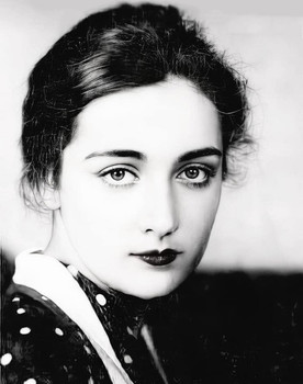 Nato Vachnadze as Giuli