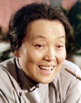 Yi Ding as 大妈