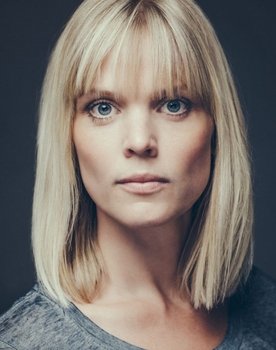 Ditte Arnth as Pige med overskæg