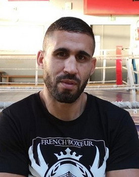 Zakaria Attou as Présentateur