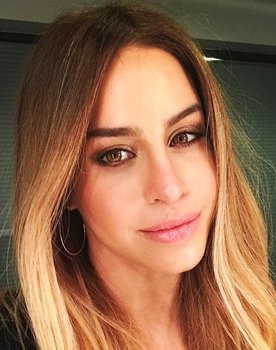 Büşra Pekin as Berna Ataman