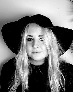 Rebecca Johansson as Tiff / Programledaren