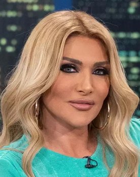 Angeliki Iliadi as Singer