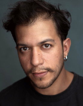 Ángel Silva as mozo de piscina