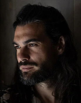 Oliver Laxe as Gurú