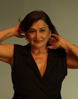Ana Lucia Serrou as Célia