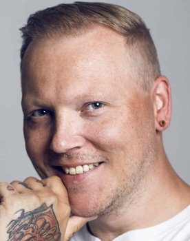 Niels 'Niarn' Roos as 