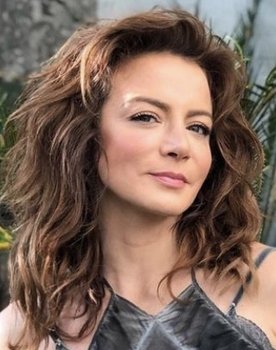 Silvia Navarro as Karen Villa